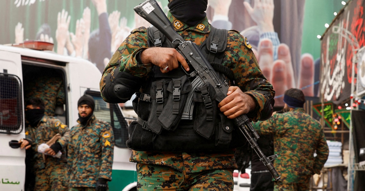 Tanques destruidos y soldados del CGRI en Irán durante la guerra de 2026, mostrando resistencia y daños estratégicos