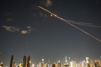 Misiles balísticos iraníes impactando una base militar en Oriente Medio durante ataques masivos a 9 países
