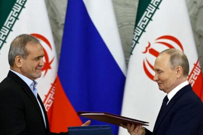 Vladimir Putin en una reunión estratégica con mapas de Irán y Ucrania al fondo, analizando alianzas y riesgos geopolíticos