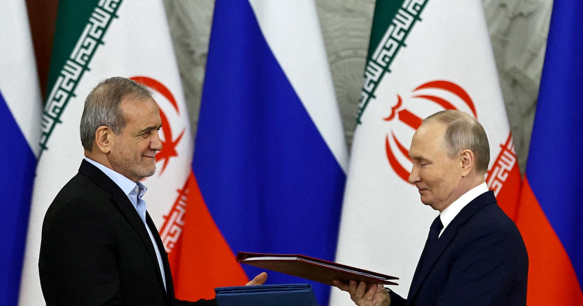 Vladimir Putin en una reunión estratégica con mapas de Irán y Ucrania al fondo, analizando alianzas y riesgos geopolíticos