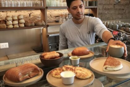 Arepas doradas y cachapas con queso de mano servidas en un restaurante limeño, símbolo de la fusión gastronómica peruano-venezolana