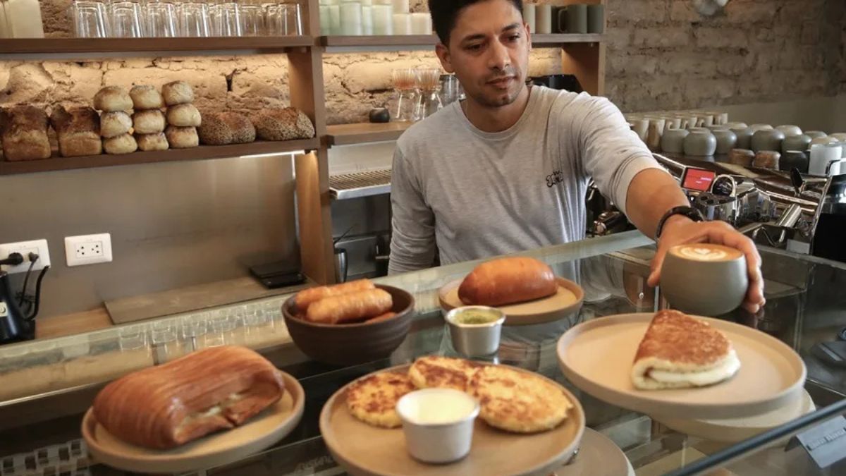 Arepas doradas y cachapas con queso de mano servidas en un restaurante limeño, símbolo de la fusión gastronómica peruano-venezolana