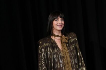 Dakota Johnson con look desenfadado en la campaña de lencería 'Ultralight', jugando al billar con sujetador negro y vaqueros holgados