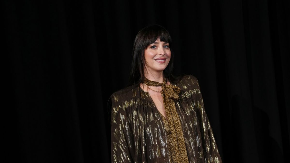 Dakota Johnson con look desenfadado en la campaña de lencería 'Ultralight', jugando al billar con sujetador negro y vaqueros holgados