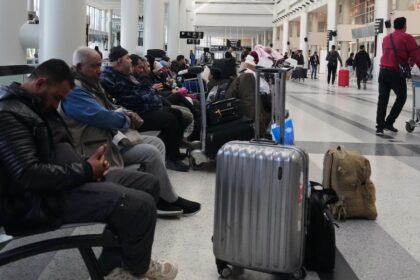 Avión comercial desviándose de rutas cerradas en Oriente Medio con mapa de desvíos y alertas de cancelaciones en pantalla