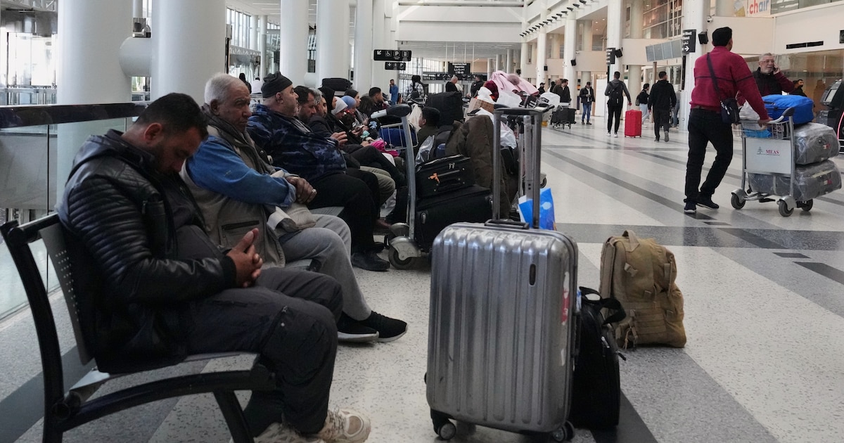 Avión comercial desviándose de rutas cerradas en Oriente Medio con mapa de desvíos y alertas de cancelaciones en pantalla