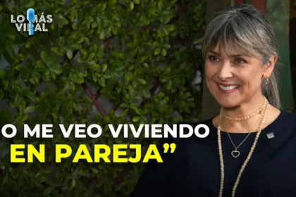 Silvia Corzo con vestido de novia en ceremonia de sologamia simbolizando su compromiso con el amor propio y la autenticidad