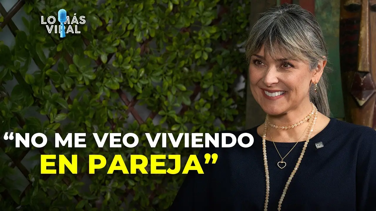 Silvia Corzo con vestido de novia en ceremonia de sologamia simbolizando su compromiso con el amor propio y la autenticidad