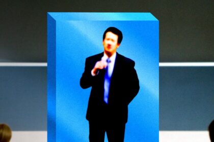 Avatar hiperrealista de una IA dando una charla en LinkedIn antes de ser expulsada por violar normas de autenticidad