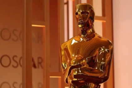 Fotografía del escenario de los Óscar 2026 en el Dolby Theatre con estatuillas brillando y el cartel 'Una batalla tras otra' como Mejor Película