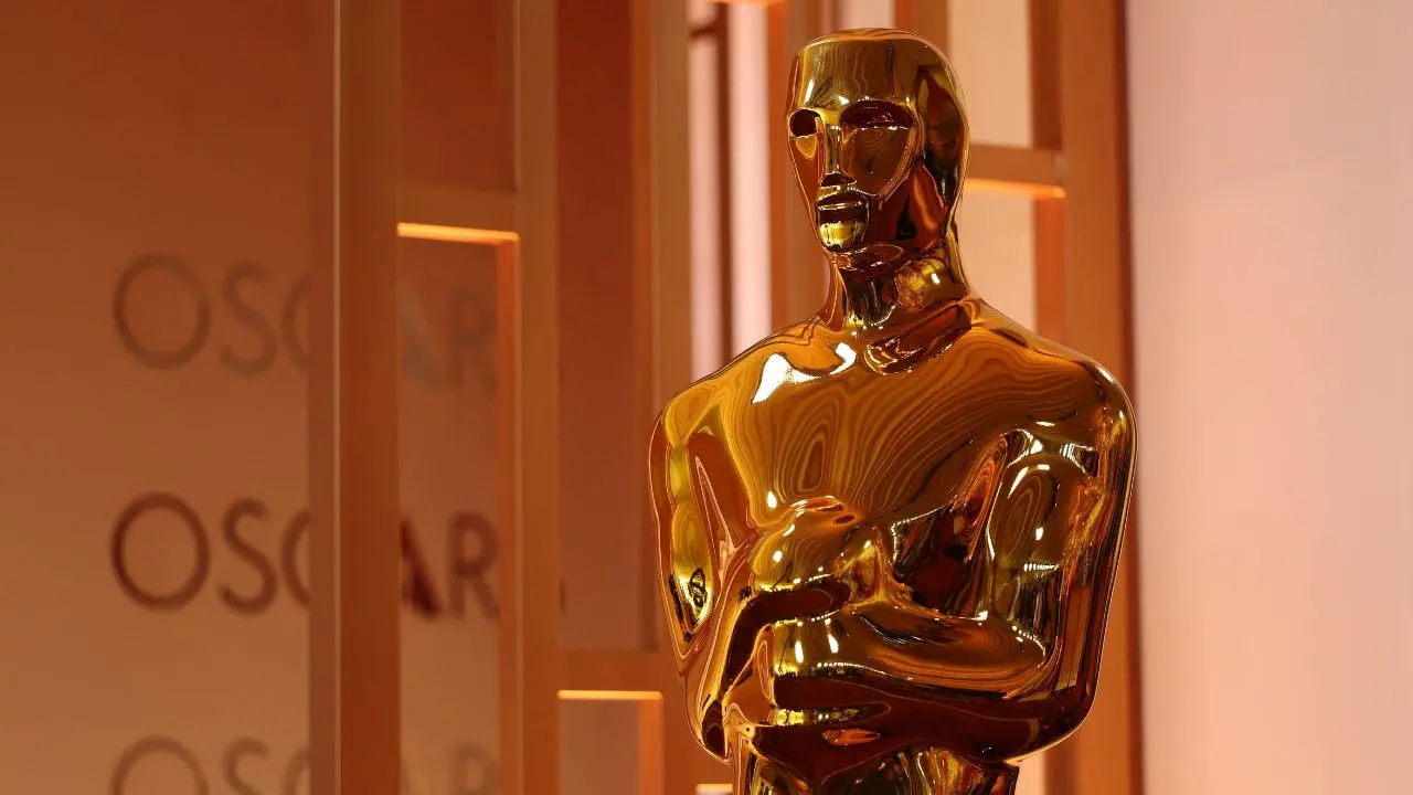 Fotografía del escenario de los Óscar 2026 en el Dolby Theatre con estatuillas brillando y el cartel 'Una batalla tras otra' como Mejor Película