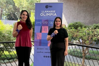Olimpia Coral Melo en escena del documental 'Llamarse Olimpia', rodeada del colectivo Defensoras Digitales durante una protesta con carteles que exigen #JusticiaDigital