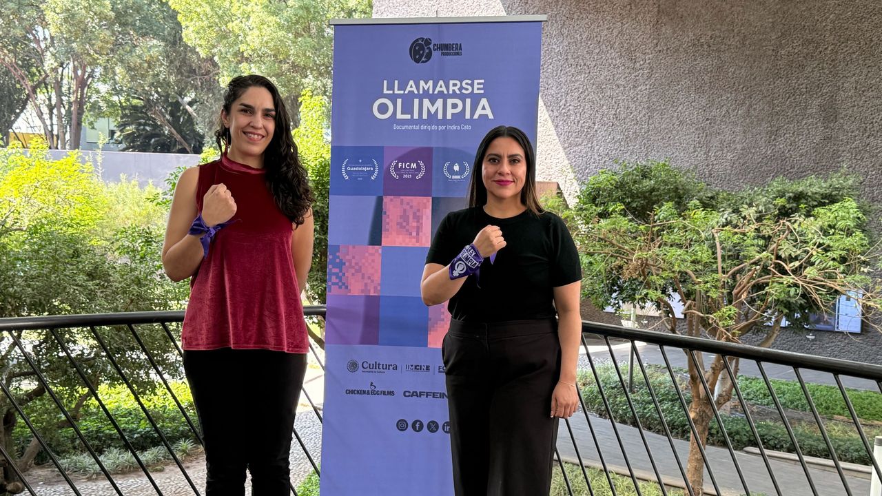 Olimpia Coral Melo en escena del documental 'Llamarse Olimpia', rodeada del colectivo Defensoras Digitales durante una protesta con carteles que exigen #JusticiaDigital