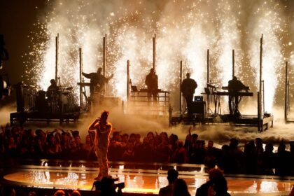 Escenario de los AMAs 2025 en el MGM Grand de Las Vegas con luces y público expectante por la 52ª edición
