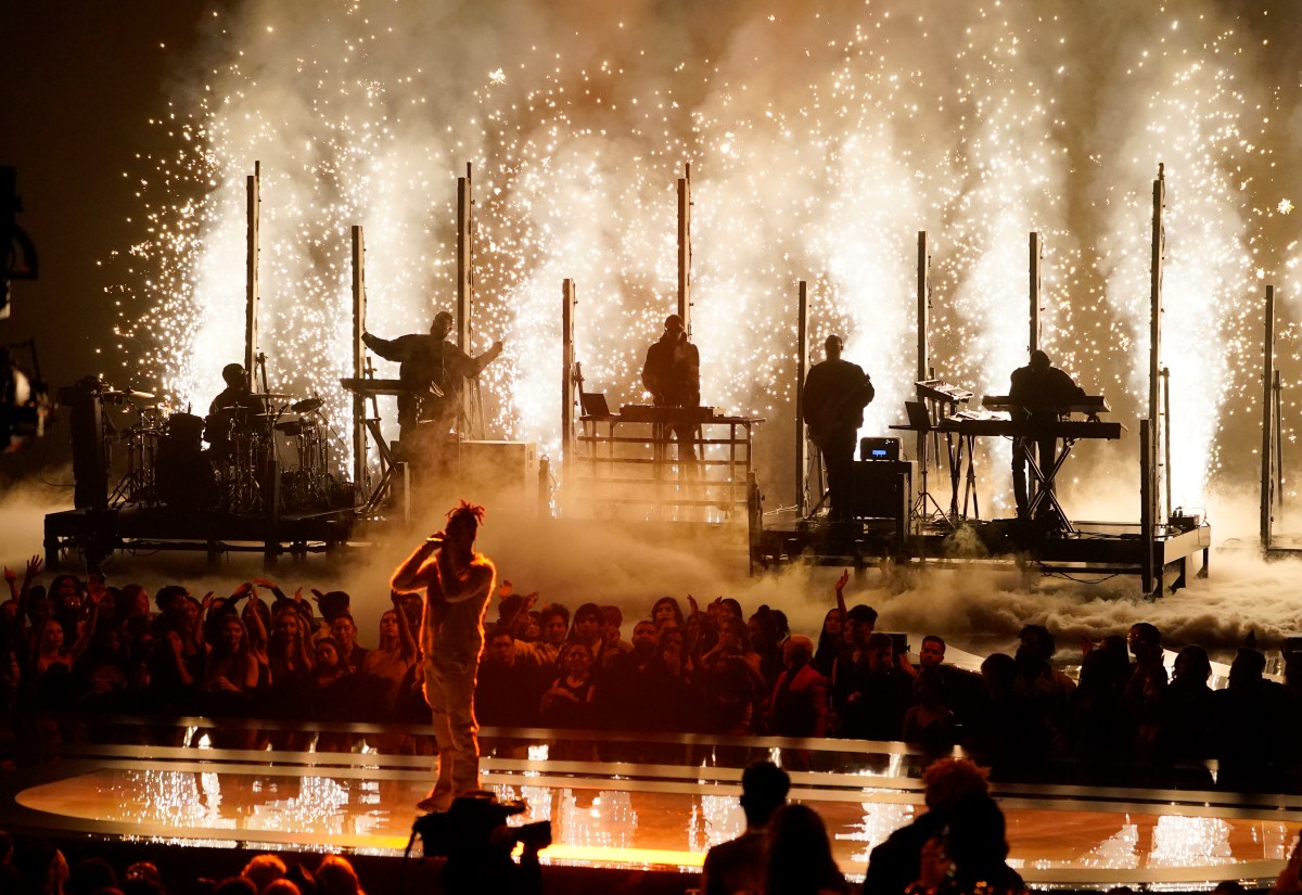 Escenario de los AMAs 2025 en el MGM Grand de Las Vegas con luces y público expectante por la 52ª edición