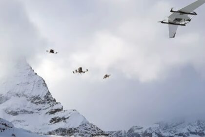 Formación sincronizada de drones militares autónomos en vuelo rasante, simulando el comportamiento de un enjambre real durante una misión táctica