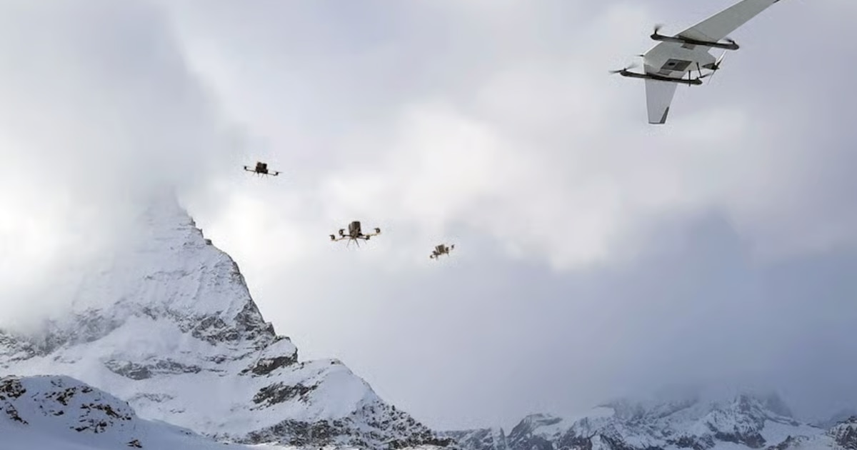 Formación sincronizada de drones militares autónomos en vuelo rasante, simulando el comportamiento de un enjambre real durante una misión táctica