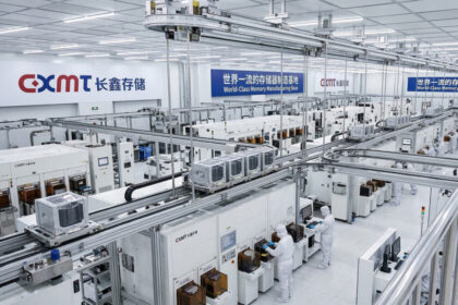 Placas de circuito con chips DDR5 de CXMT en producción masiva para evitar la escasez global de memoria RAM en 2026