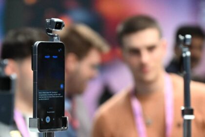 Prototipos futuristas presentados en el MWC 2026: smartphone con brazo robótico, gafas XR de Google y cámara de 400 mm de vivo en exposición tecnológica