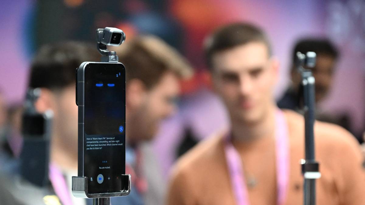 Prototipos futuristas presentados en el MWC 2026: smartphone con brazo robótico, gafas XR de Google y cámara de 400 mm de vivo en exposición tecnológica