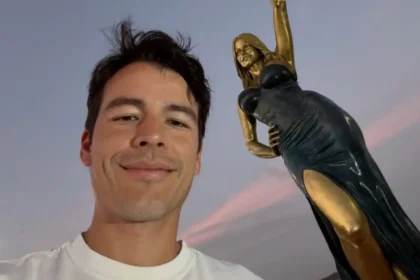 Estatua de bronce de Sofía Vergara de 7.5 metros en el Gran Malecón de Barranquilla, con detalles dorados que evocan el Caribe