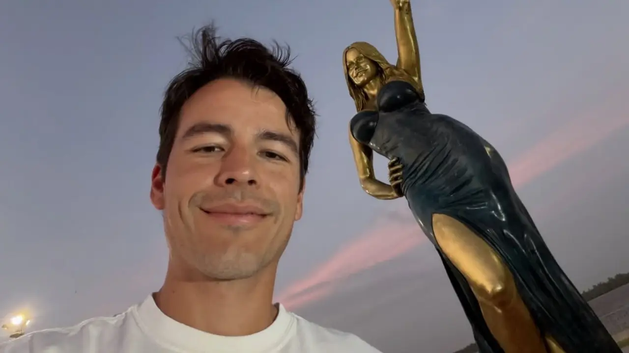 Estatua de bronce de Sofía Vergara de 7.5 metros en el Gran Malecón de Barranquilla, con detalles dorados que evocan el Caribe