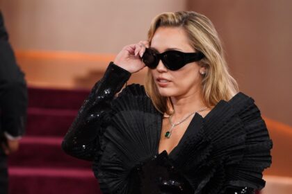 Miley Cyrus en entrevista reflexionando sobre el Super Bowl y su legado como Hannah Montana con mirada intensa