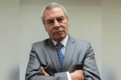 Retrato emotivo de Santiago Munévar, leyenda del doblaje en Colombia, con micrófono en estudio y expresión cálida