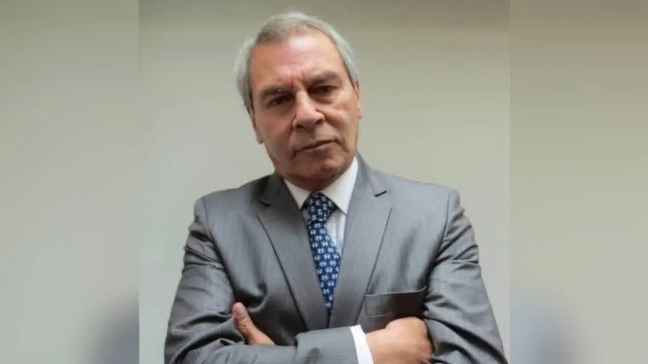 Retrato emotivo de Santiago Munévar, leyenda del doblaje en Colombia, con micrófono en estudio y expresión cálida