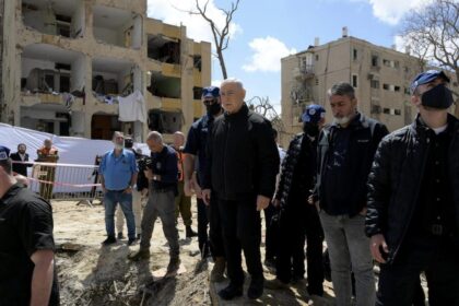Benjamín Netanyahu inspecciona daños en Arad tras el ataque con misiles iraníes que dejó 60 heridos