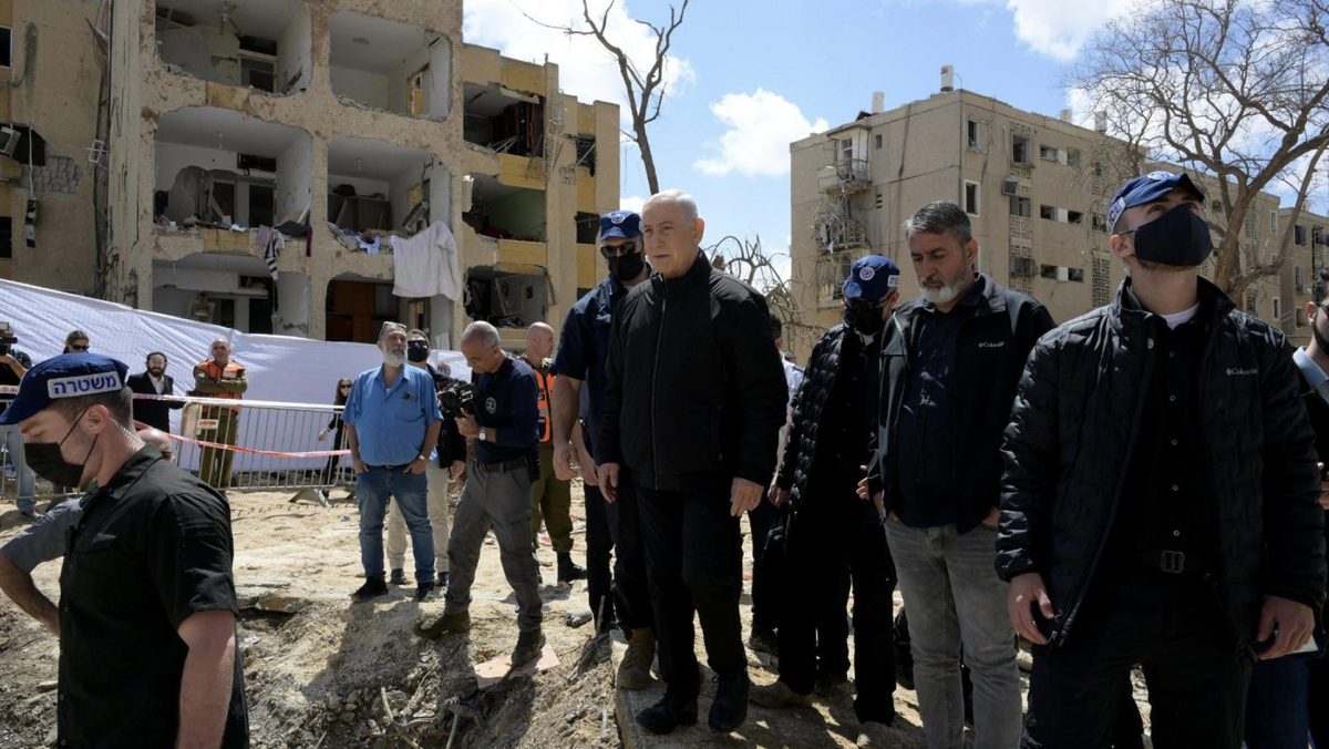 Benjamín Netanyahu inspecciona daños en Arad tras el ataque con misiles iraníes que dejó 60 heridos