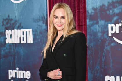 Nicole Kidman con bata quirúrgica y guantes analizando órganos en una mesa de autopsia durante su preparación para 'Scarpetta'