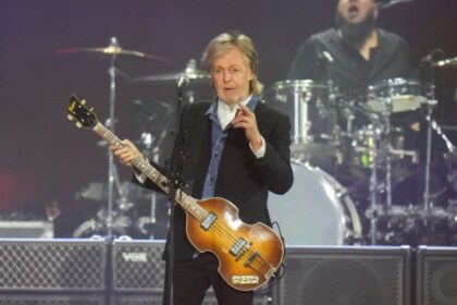 Paul McCartney con guitarra en estudio, evocando recuerdos de Liverpool y los Beatles en su nuevo álbum 'The Boys Of Dungeon Lane'