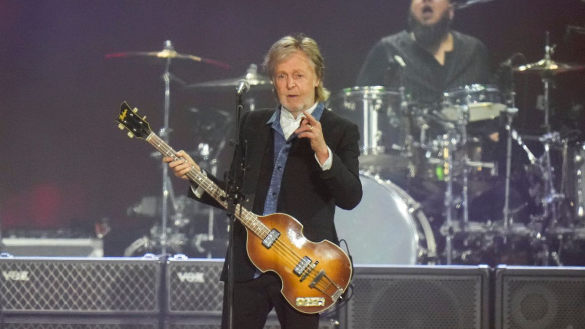 Paul McCartney con guitarra en estudio, evocando recuerdos de Liverpool y los Beatles en su nuevo álbum 'The Boys Of Dungeon Lane'