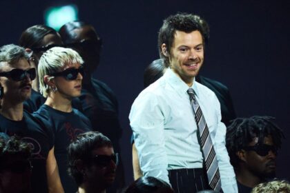 Fans celebrando en un pop-up decorado con purpurina y luces, inspirado en la música de Harry Styles, con karaoke y cócteles temáticos