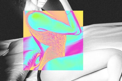 Actriz porno junto a su réplica digital generada por IA, mostrando el futuro del entretenimiento adulto sin límites de edad
