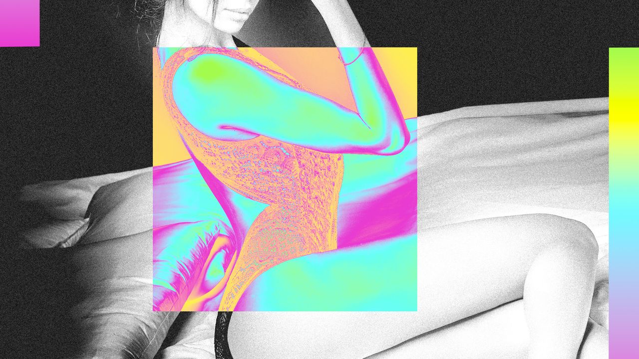 Actriz porno junto a su réplica digital generada por IA, mostrando el futuro del entretenimiento adulto sin límites de edad