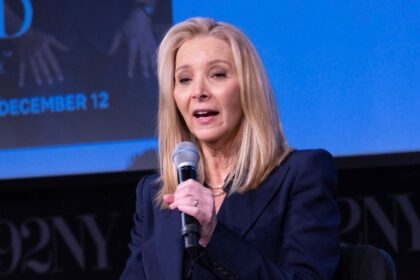 Lisa Kudrow como Valerie Cherish en un plató futurista para la tercera temporada de 'The Comeback', enfrentando guiones generados por IA