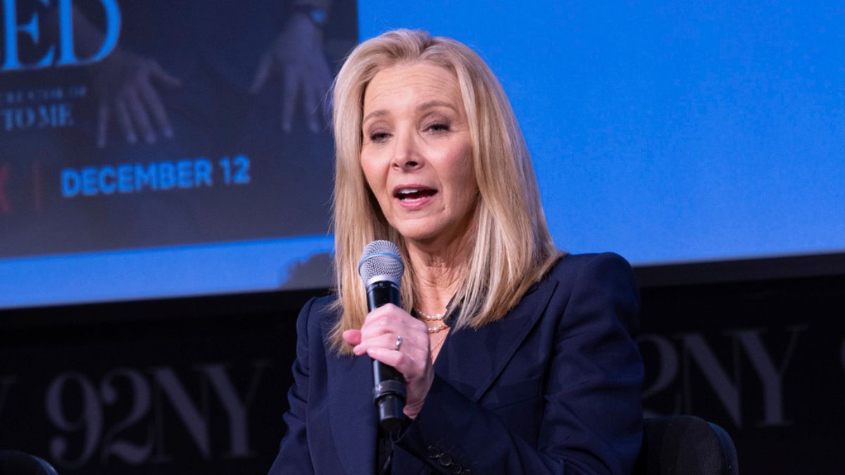 Lisa Kudrow como Valerie Cherish en un plató futurista para la tercera temporada de 'The Comeback', enfrentando guiones generados por IA