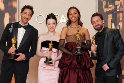 Escenario de los Oscar 2026 con el logo brillante y estatuillas doradas en el Dolby Theatre, listo para la gala del 15 de marzo