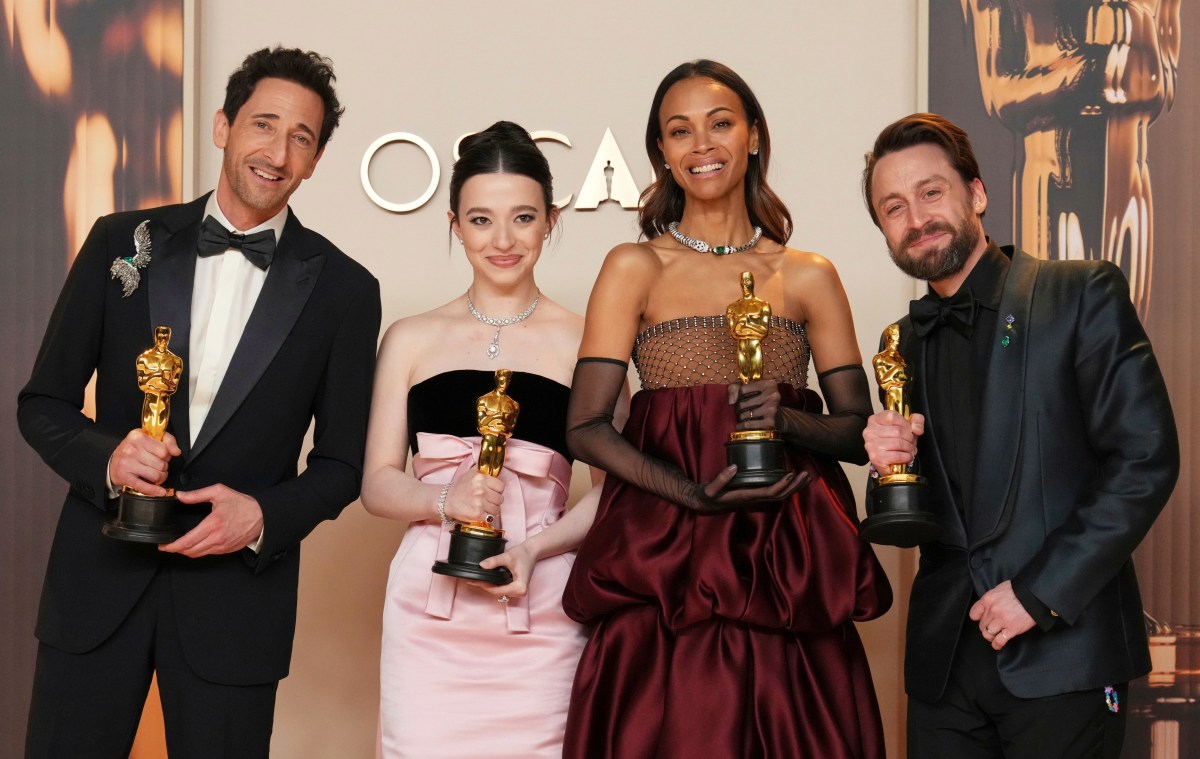 Escenario de los Oscar 2026 con el logo brillante y estatuillas doradas en el Dolby Theatre, listo para la gala del 15 de marzo