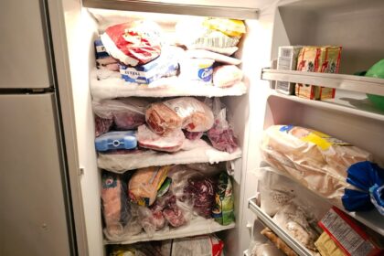 Comparación visual de dos recipientes con guiso de garbanzos: uno a 34°C fuera del refrigerador y otro a 25°C dentro, demostrando el riesgo de bacterias por mal almacenamiento