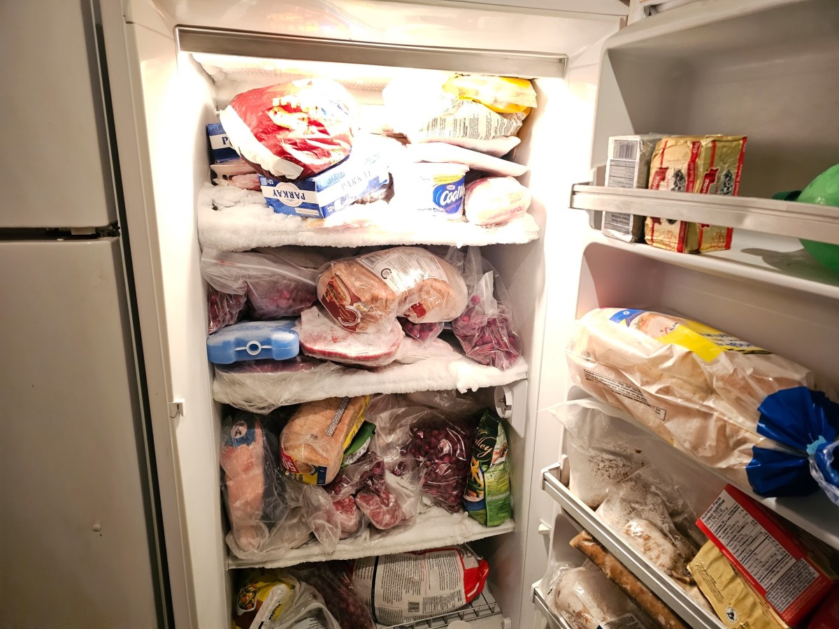 Comparación visual de dos recipientes con guiso de garbanzos: uno a 34°C fuera del refrigerador y otro a 25°C dentro, demostrando el riesgo de bacterias por mal almacenamiento