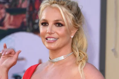 Agentes policiales rodean un BMW negro durante el arresto de Britney Spears en California, según audio del 911