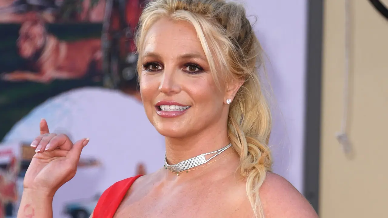 Agentes policiales rodean un BMW negro durante el arresto de Britney Spears en California, según audio del 911