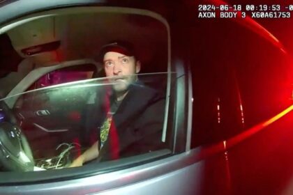 Justin Timberlake intenta sin éxito pruebas de sobriedad en video inédito de su arresto en NY 2024, mostrando claros signos de intoxicación