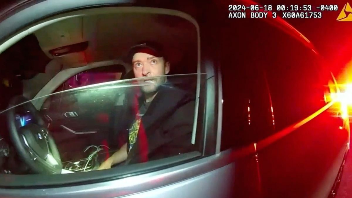 Justin Timberlake intenta sin éxito pruebas de sobriedad en video inédito de su arresto en NY 2024, mostrando claros signos de intoxicación