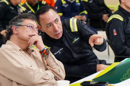 Ricardo Roa en reunión de Ecopetrol con documentos y gráficos de caída de utilidades en medio de protestas sindicales