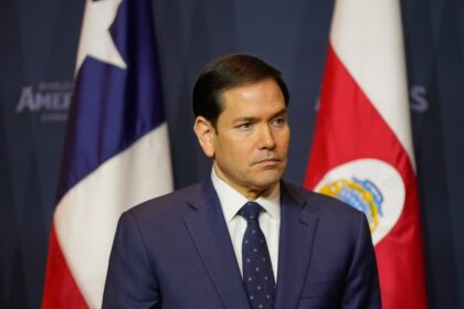 Marco Rubio en el estrado como testigo en el juicio a David Rivera por presuntos vínculos con el chavismo y fondos no declarados