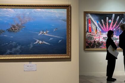 Pabellón ruso en la Bienal de Venecia 2026 rodeado de protestas y carteles con mensajes contra la guerra en Ucrania